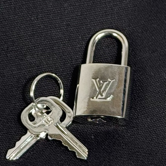 Louis Vuitton Silver‎ Lock And 2 keys - Picture 1 of 5